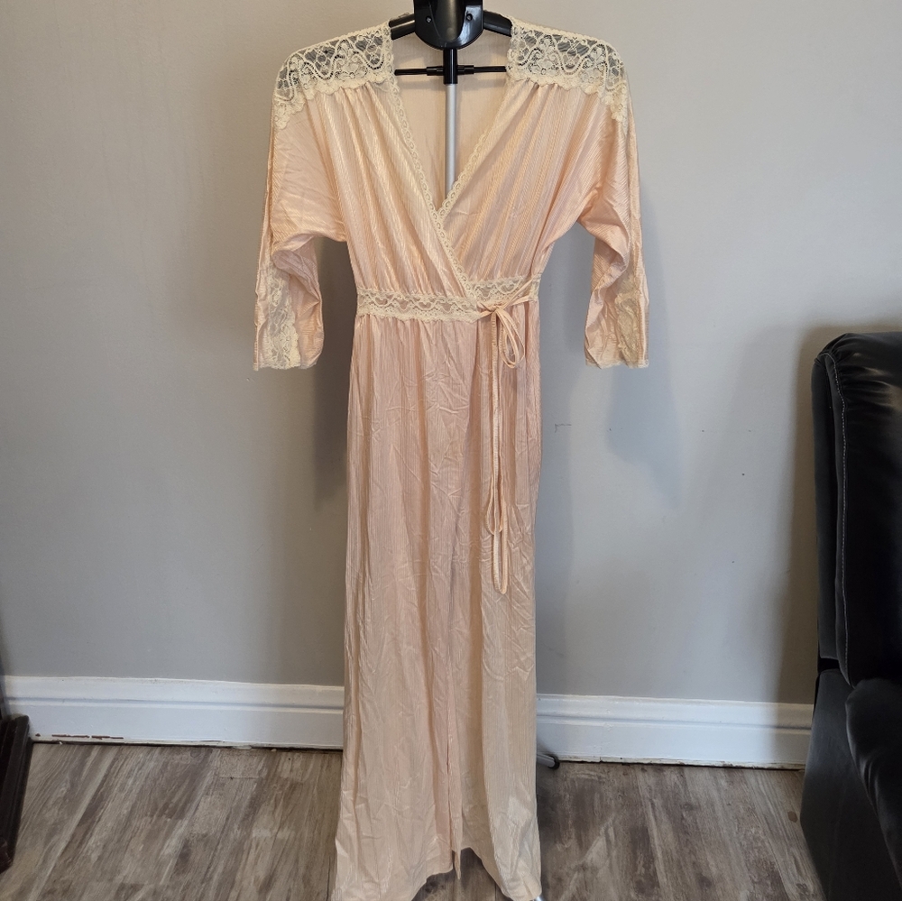 Vintage 70s Miss Elaine Blush Lace Wrap Robe Romantic Boudoir Peignoir Small